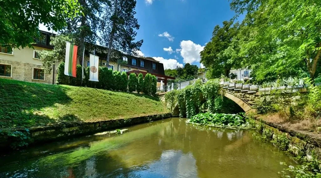 Lucy Diakovska Hotel Kaylaka: Eine Geschichte von Glamour und Gastfreundschaft